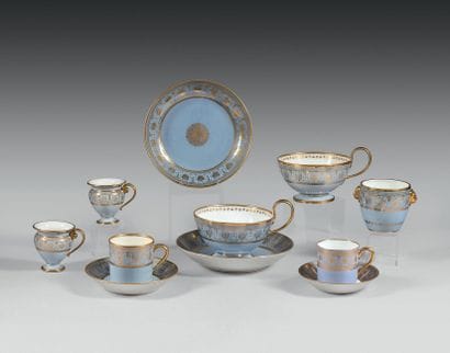 SEVRES Deux grandes tasses à thé et deux...