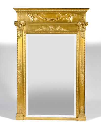 GRAND TRUMEAU DE CHEMINEE en bois redoré,...