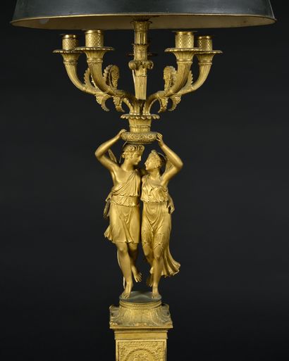 CANDELABRE en bronze doré représentant deux...