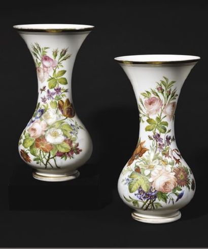 
GRANDE PAIRE de VASES en opaline blanche...