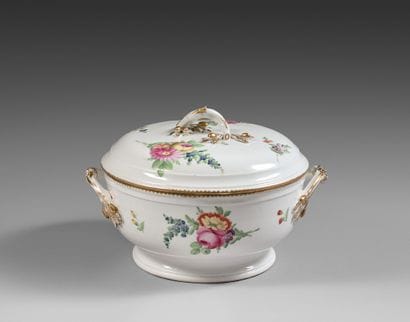 PARIS Round covered porcelain pot à oille...