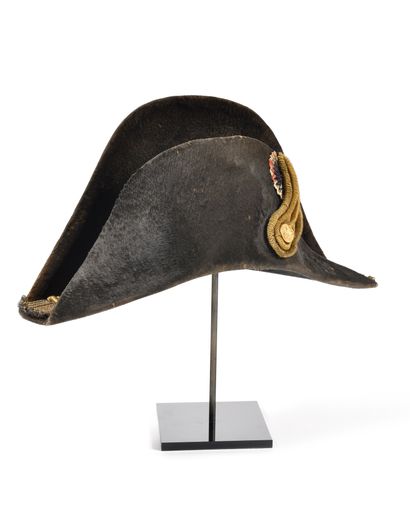 BICORNE DE GENERAL. En feutre taupé noir,...