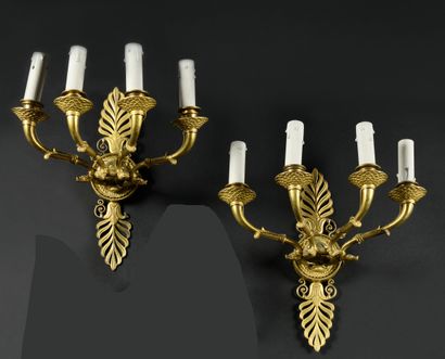 PAIRE D’APPLIQUES en bronze doré à quatre...
