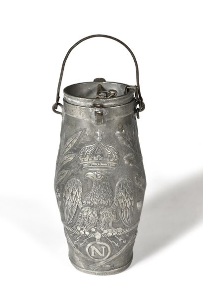JOLI POT A LAIT ARTISANAL en étain à décor...