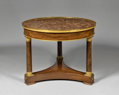 GUERIDON de forme ronde en placage d’acajou,...