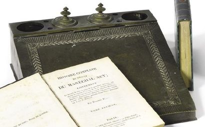 ECRITOIRE en bronze, l’abattant orné d’une...