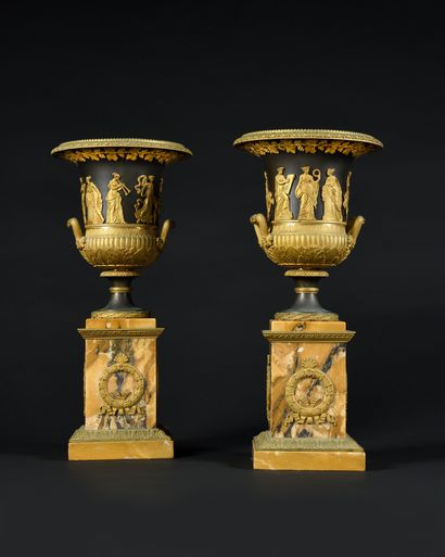 PAIRE DE GRAND VASES de forme Médicis en...