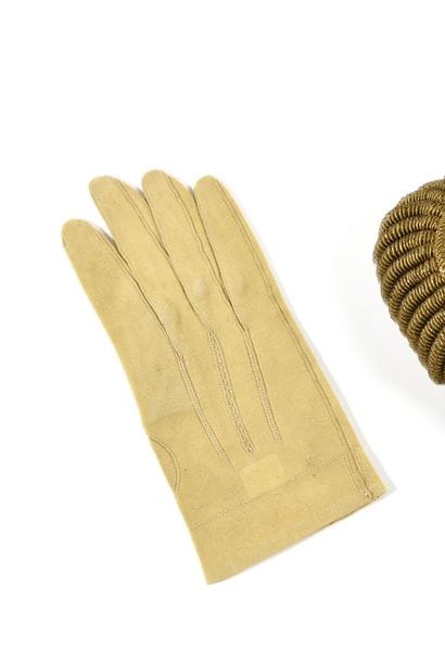 
GLOVE OF THE RIGHT HAND. In fine yellow...