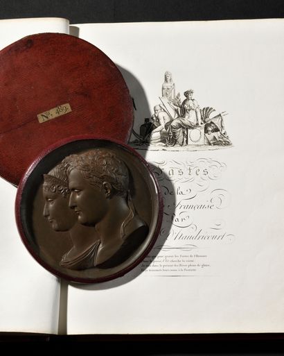 -MEDAILLON en bronze à patine médaille representant...