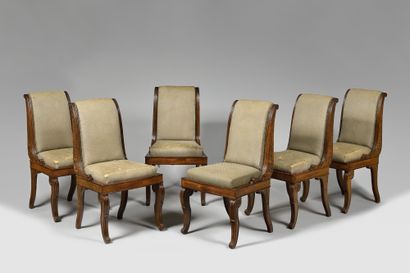 SUITE DE SIX CHAISES à dossier renversé en...