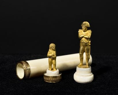 SMALL ROUND SEDITIOUS CASE IN IVORY. Gilded...