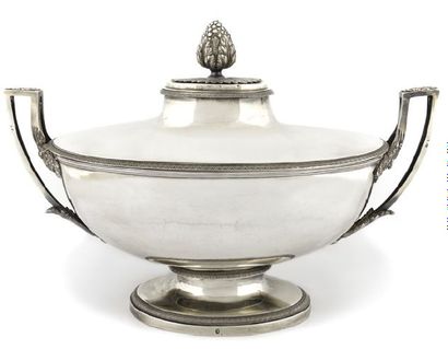 SOUPIERE ovale en argent ciselé de palmettes,...