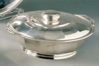 Légumier en argent sur piédouche. Couvercle...