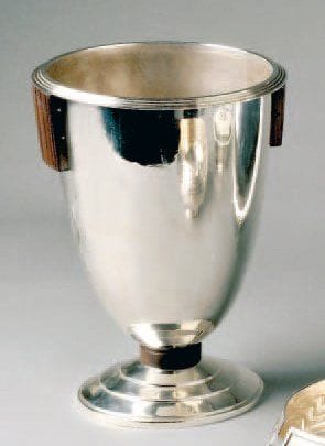 Vase en argent de forme ovoïde reposant sur...