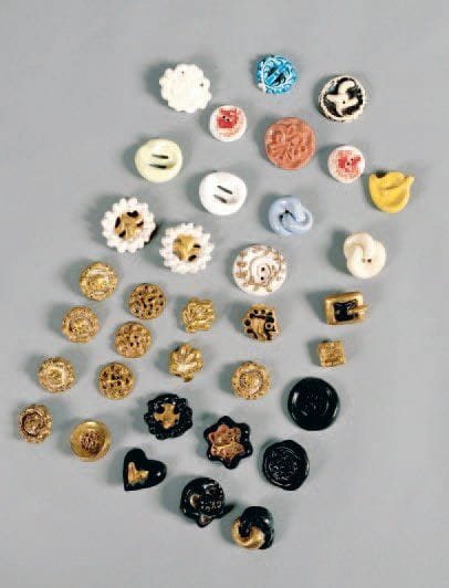 Ensemble de trente-cinq boutons en céramique...