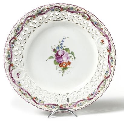 PLAT ajouré, décoré aux motifs fleuris

Manufacture...