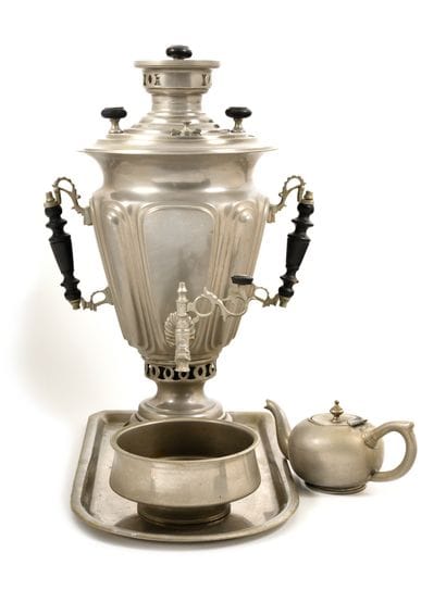 SAMOVAR 

Avec son plateau, son bol, sa théière...