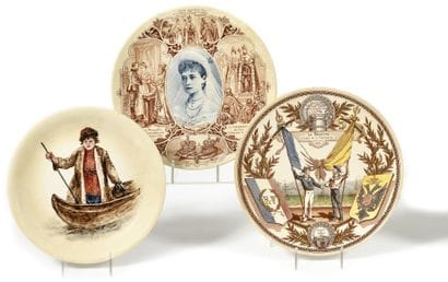 Deux assiettes commémoratives au sujet de...