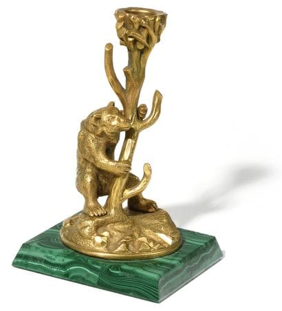 BOUGEOIR

Décoré d’une figurine d’ours

Bronze...