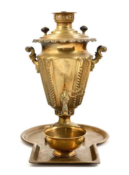 SAMOVAR

Avec son plateau et son bol

Vassili...