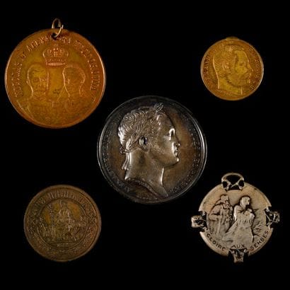 LOT : 

1) Médaille commémorative de la visite...