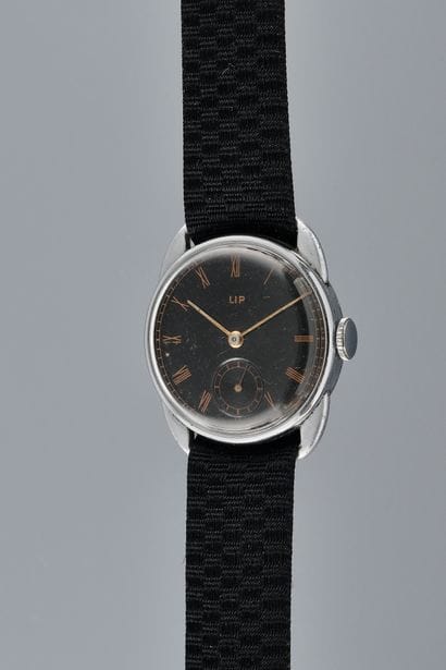 LIP

R26.

Circa: 1930.

Chrome bracelet...