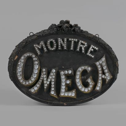 OMEGA

Circa: 1950.

Double-sided oval front...