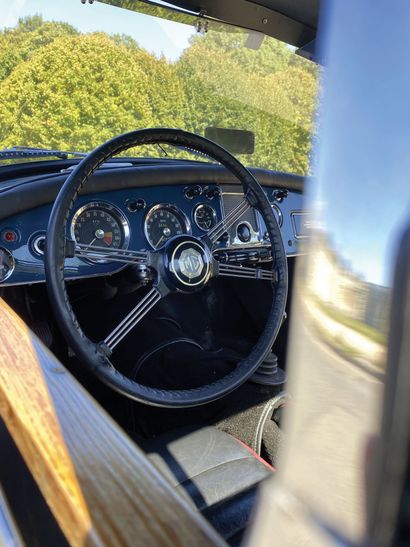 1958 MG 
N° de série : HMD25594 Bel état

Intérieur...