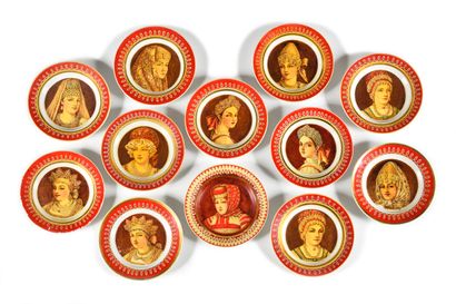 DOUZE petites ASSIETTES

Au décor de femmes...