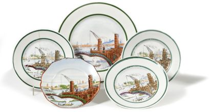 LOT de CINQ ASSIETTES avec des scènes de...