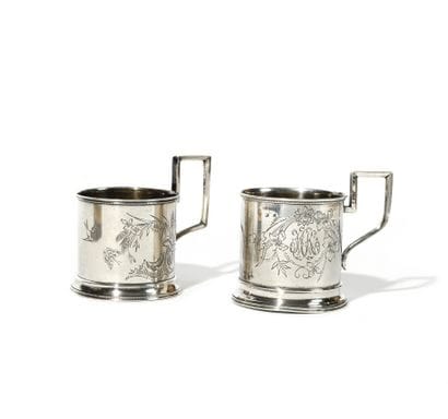 DEUX PORTE-VERRES à thé

Argent gravé

Poinçons...