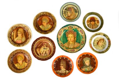 DIX ASSIETTES

Au décor de femmes russes...