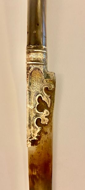 YATAGAN CAUCASIEN

Acier, bois, argent gravé

54...