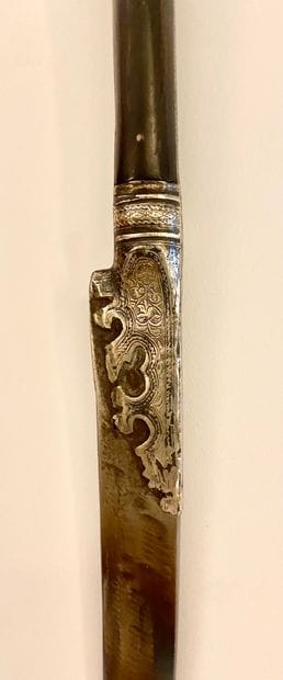 YATAGAN CAUCASIEN

Acier, bois, argent gravé

54...