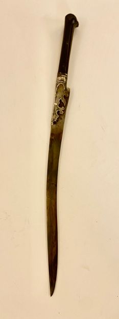 YATAGAN CAUCASIEN

Acier, bois, argent gravé

54...