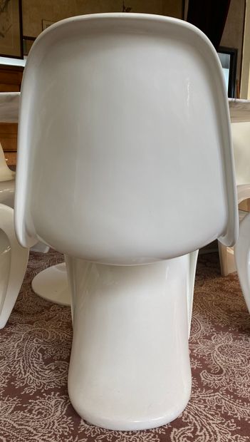 Dans le goût de VITRA

Modèle Panton

Six...