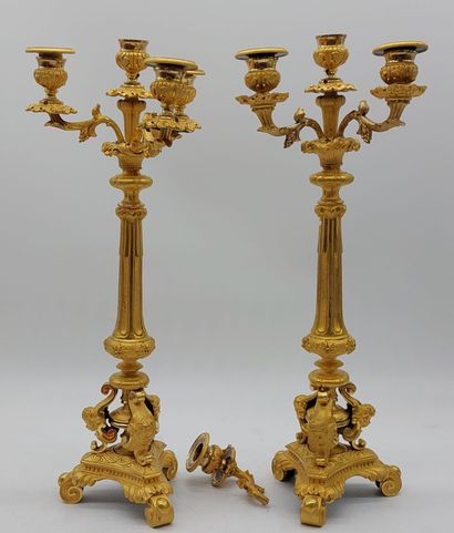 PAIRE DE CHANDELIERS en bronze doré et ciselé...