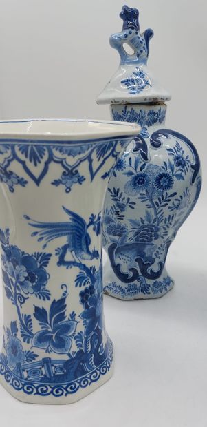 DELFT

Deux vases en faïence bleue sur fond...