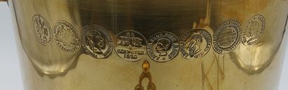 SAMOVAR en cuivre jaune, nombreux cachets

Russie

Daté...