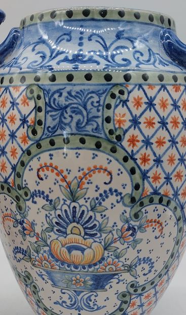 SAINT-CLEMENT

Paire de vases à anses à décor...