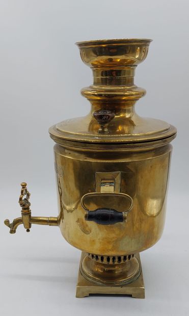 SAMOVAR en cuivre jaune, nombreux cachets

Russie

Daté...