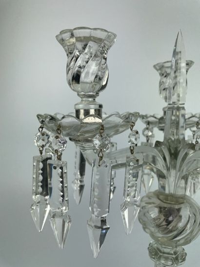 CHANDELIER en verre et pampilles, trois bougies

H...