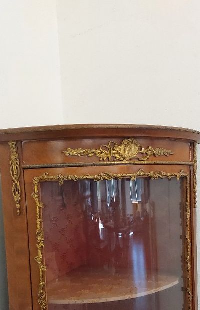 VITRINE ENCOIGNURE en bois de placage et...