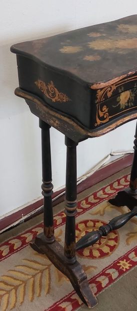 PETITE TRAVAILLEUSE en bois noirci à décor...