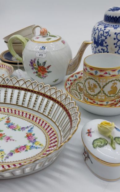 ENSEMBLE DE PORCELAINES comprenant :

- une...