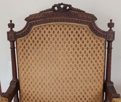 Paire de FAUTEUILS en bois naturel sculpté...