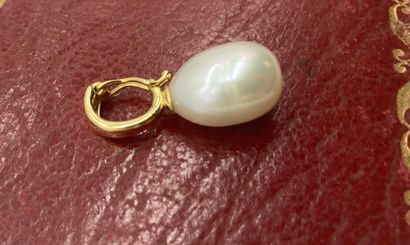 PENDENTIF orné d'une perle de culture blanche....