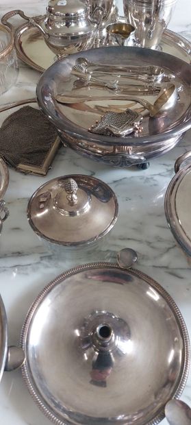 LOT DE METAL ARGENTE comprenant :

- un service...