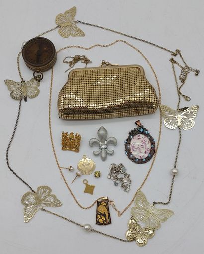 LOT DE BIJOUX FANTAISIES : chaîne avec pendentif,...