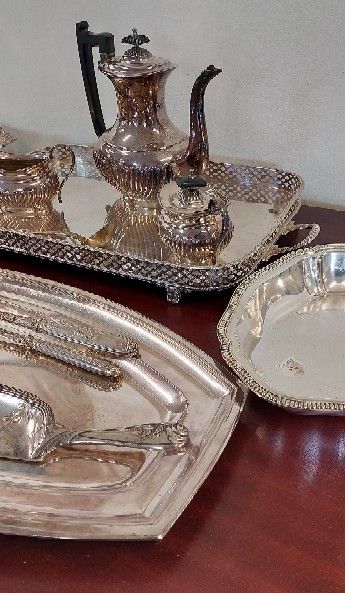 SET OF SET OF PIECES IN SILVER METAL including:...